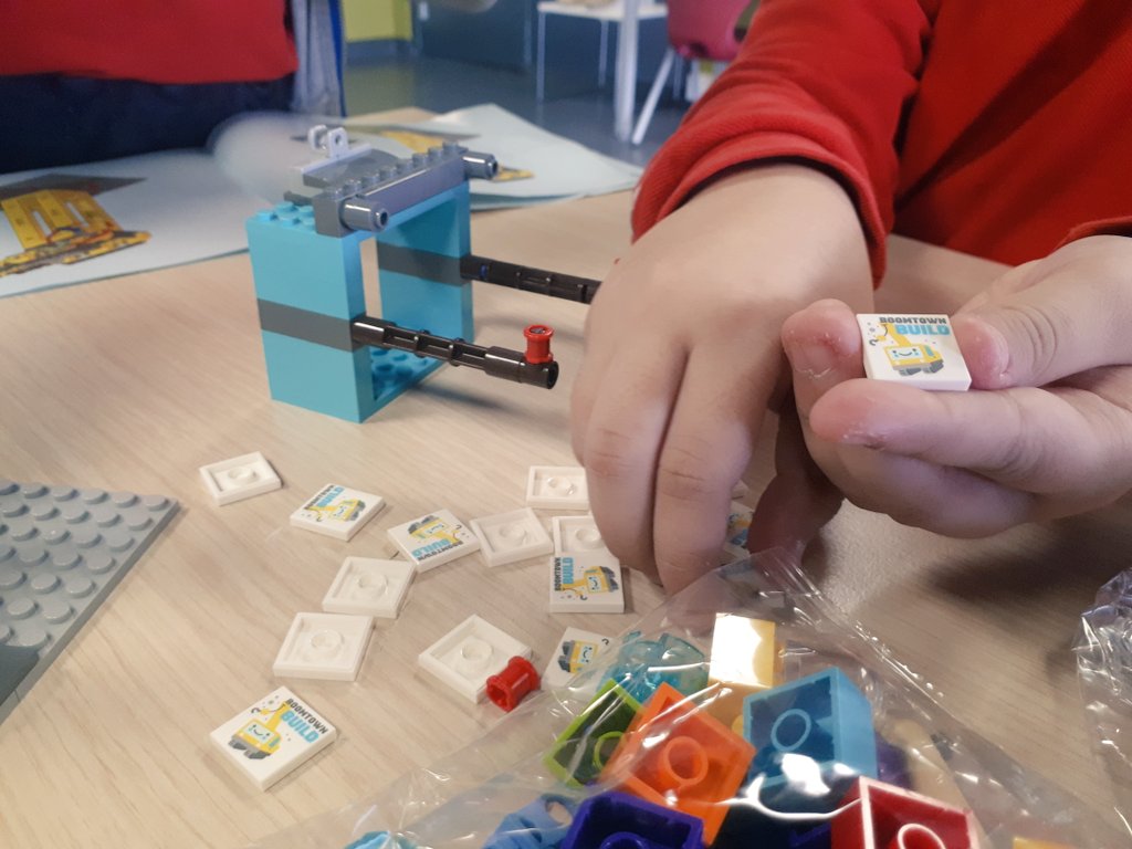 BKAta2Coding's tweet photo. 🔔🚸Okulların açılmasıyla birlikte çalışmalarına başlayan #FLLJr takımımız #imaginefuture temel #BoomtownBuild keşif seti modelini iş birliği ile tamamladılar. 👷♂️🛠👷♀️🏗 #umutbilimde #Ata2BKCoding #codingBK #bilimkahramanlari #FirstLegoLeagueJr @FIRSTweets @LEGO_Education #STEM https://t.co/bkEJhTserP