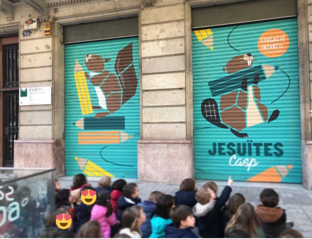mgarcia13's tweet photo. Quina emoció descobrir el que ha passat aquest cap de setmana amb les persianes del #mopi de #JECasp... 🎨🐿🙊 Moltes gràcies #núriatoll! Ens ha encantat 😍♥️ https://t.co/T9h13IRQbX