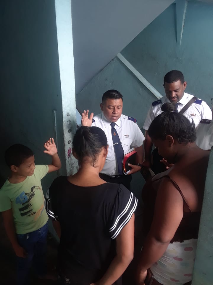 Oficiales_Twitt's tweet photo. Evangelismo y Oracion por las personas de la Comunidad #ElBambu #ColonPanama 🇵🇦 #IglesiaCristianaEjercitoDeSalvacion #ConElCorazonADiosyLAManoAlHombre @enmanuelbernal https://t.co/8IXAcj6IGe