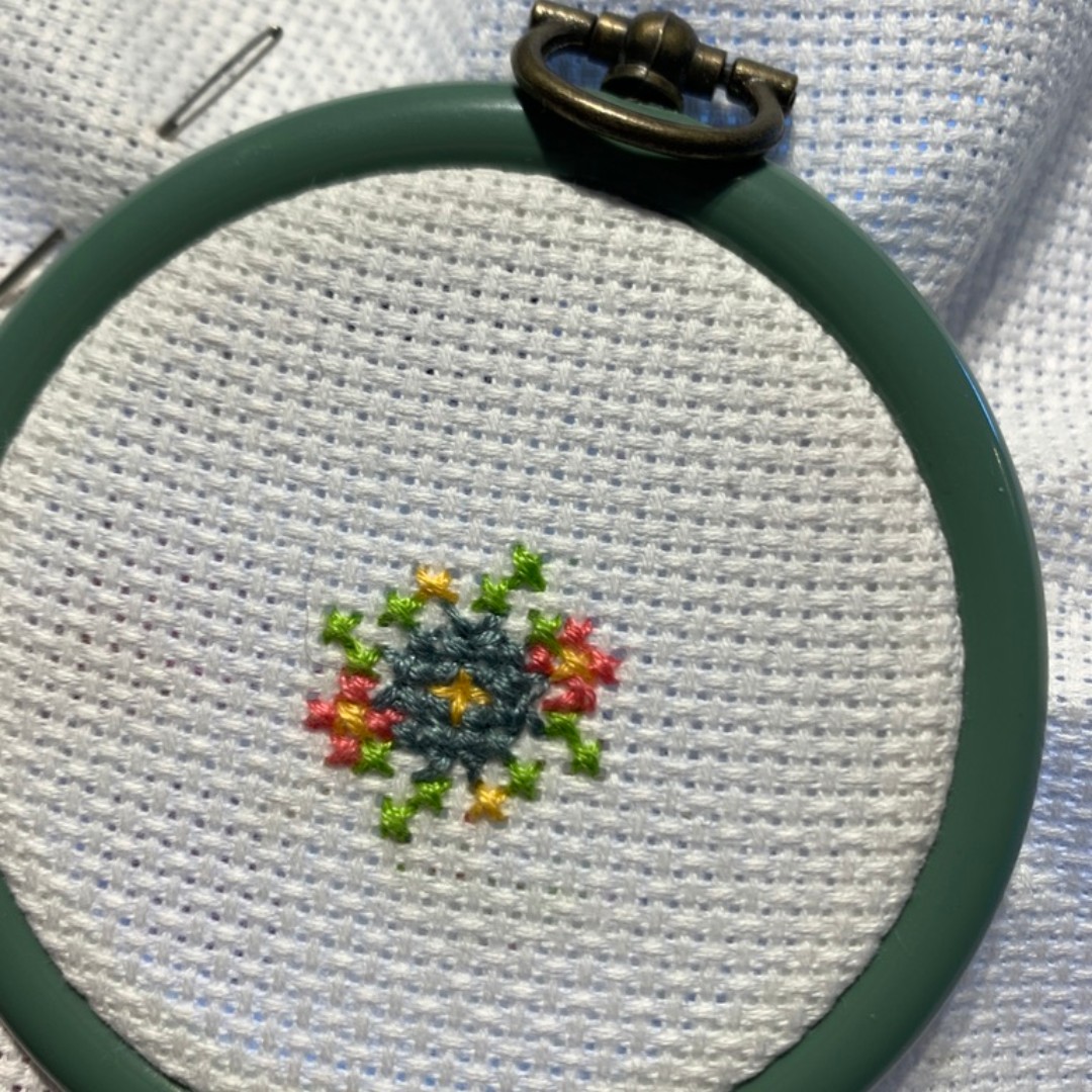 This morning I taught a lovely lady how to cross stitch 🧵.  We had half stitches, lots of colours 🎨, stitch positioning, stitch direction ↗️, material measuring 📏, and back stitching.  Sounds like a lot in just a couple of hours..... but look 👀at what she made!