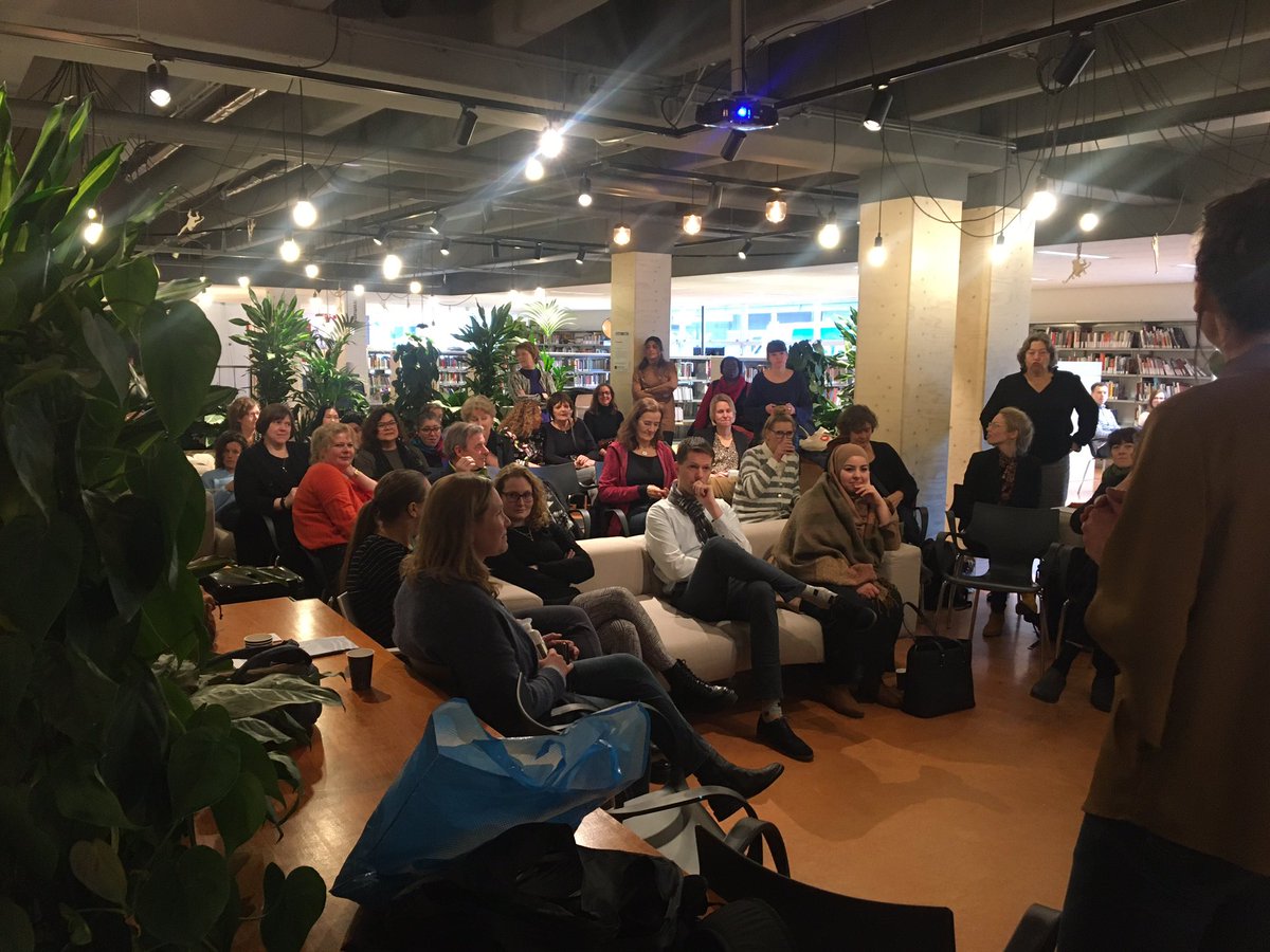 ellenbudde1's tweet photo. Op het Communicatieplein van de  @OBAmsterdam een presentatie van de samenwerking van @OBAmsterdam en @HvA in de #buurtcampus. Mooie voorbeelden @BOOT_HvA van al bestaande en toekomstige #projecten en #onderzoeken in deze samenwerking. https://t.co/S1JuWzOMop
