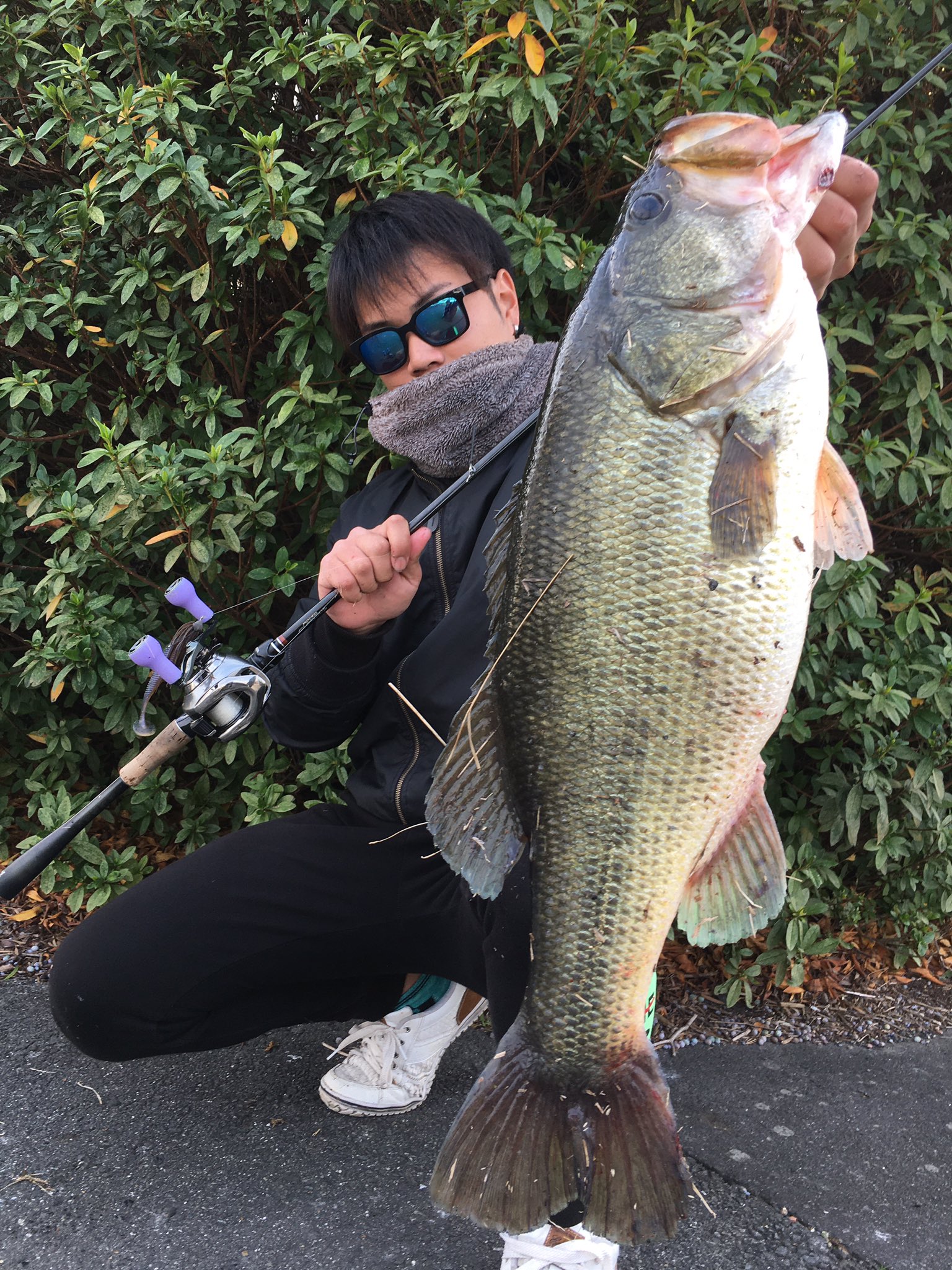 大地 ロクマルに憧れて11年 遂に念願のロクマル釣れました しかも釣りを始めたばかりの小さい頃から通った河川で釣れたことが何よりも嬉しいです 小さい頃 テレビでしか見れないと思っていた60cmのブラックバス 自己新記録 60cm これからもこれを 大地 ロクマルに憧れて11年 遂に念願のロクマル釣れました しかも釣りを始めたばかりの小さい頃から通った河川で釣れたことが何よりも嬉しいです 小さい頃 テレビでしか見れないと思っていた60cmのブラックバス 自己新記録 60cm これからもこれを