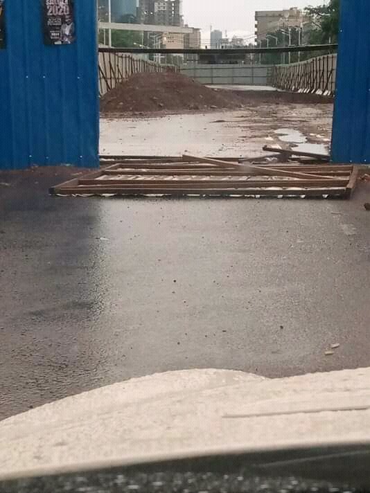 f_katayi's tweet photo. Un naïf sans compétence et mal entouré à la présidence , ça donne ça. Un foutage de gueule. Un trajet de 10 min en 2h30. Fatshi le naïf en béton. https://t.co/0m8sZqxH2w