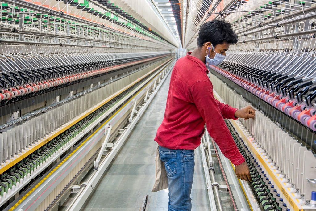 RieterLtd's tweet photo. Spinning compact yarns on #Suessen #EliTe is ideal to extend spinners’ possibilities in using lower grade cotton, as in the small #spinning triangle also short fibers are twisted perfectly into the #yarn body.
#Rieter
https://t.co/4NNwWyD7WW https://t.co/xllk1mqBgB