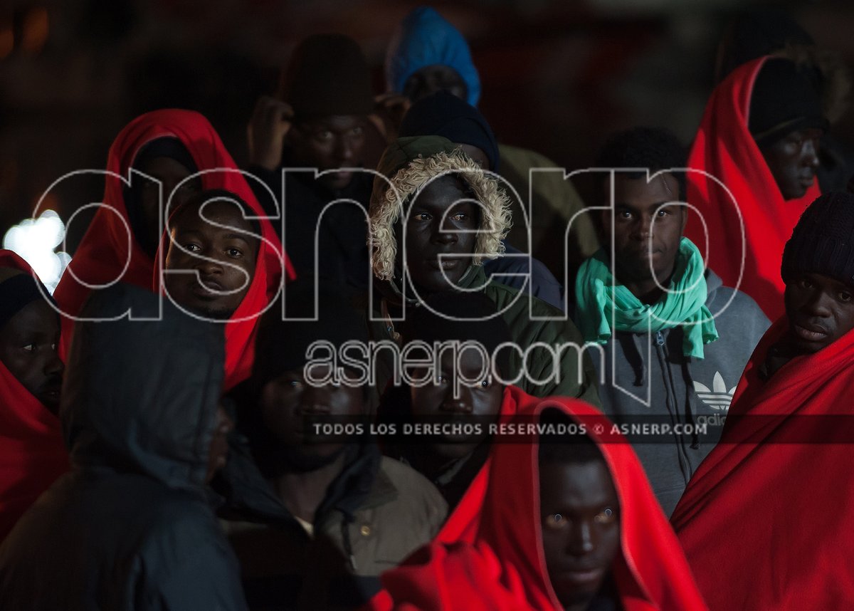 asnerp's tweet photo. Restacada de madrugada una #patera con 87 #migrantes por @salvamentogob y trasladadas al puerto de #Málaga.

© @asnerp 

Más imágenes:
 https://t.co/uzMeJlLQGj https://t.co/UKNK8wiTiq