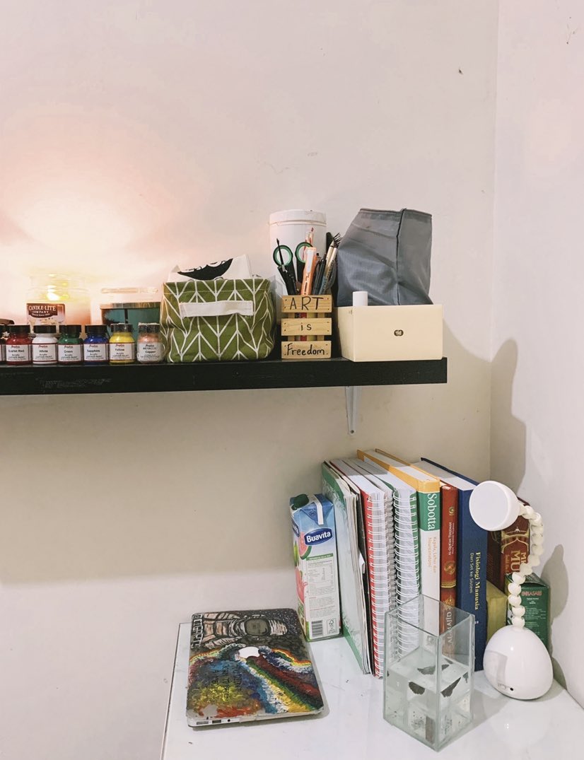 konfigurartsi's tweet photo. [THREAD UNTUK KAMAR YANG LEBIH UWU DAN RAPIH] 

Karena kemaren ada yang mau dan banyak yang nanya tentang keperluan kamarku (terutama buat anak kosan) jadi aku bakal share beberapa  barang-barang + dimana belinya yg mungkin kalian2 butuhin di kamar 🤟🏻😙

❤️ and RT ya guys 🥰 https://t.co/weWYKqoyzD