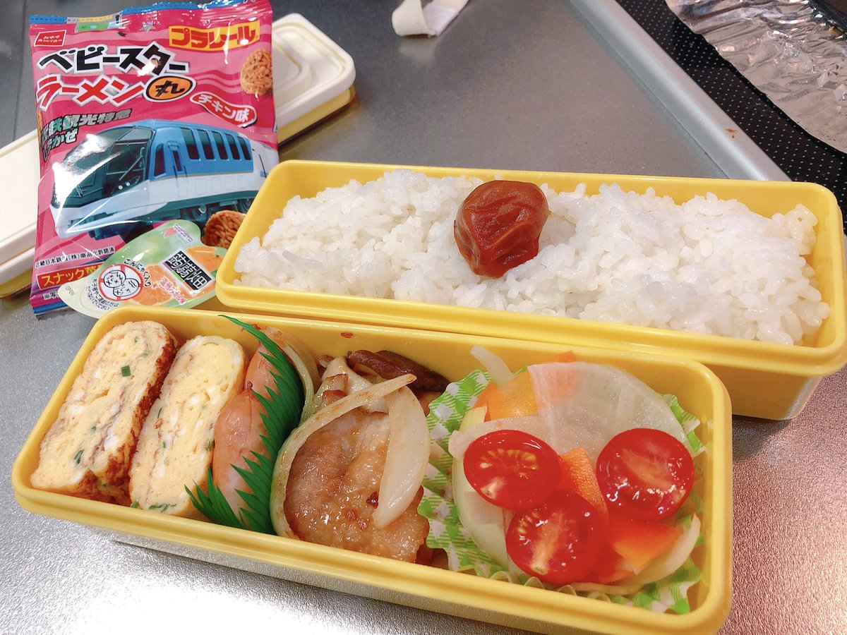 kanishior's tweet photo. 夜勤のお弁当🍙(　˙༥˙　)

最近ベビースターラーメン丸にハマっております

_(┐「ε:)ﾉ ͟͟͞͞🍜 https://t.co/caLwu22f9v