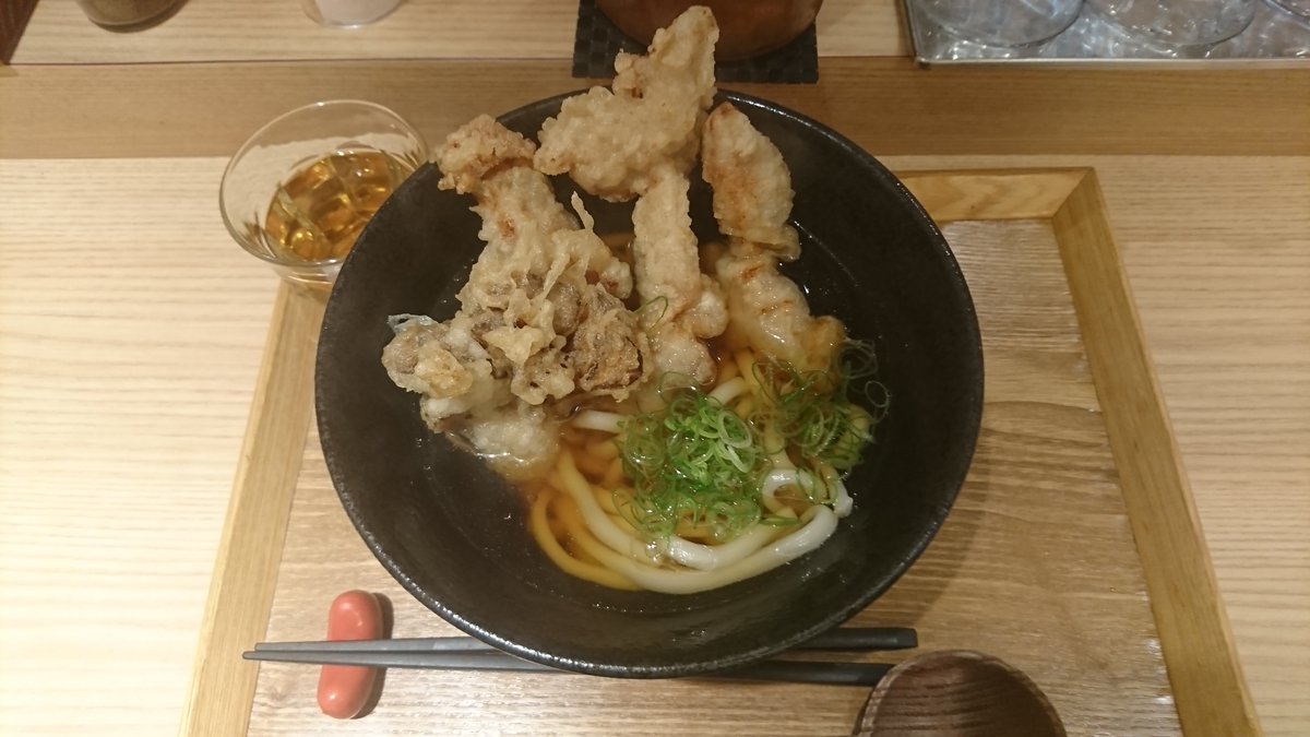 新大阪駅で食べた鳥天うどん。出汁が美味いですね。
最初ちょっと重たいかと思いましたが、鳥天も油っぽくなく、最後まで食べれました。