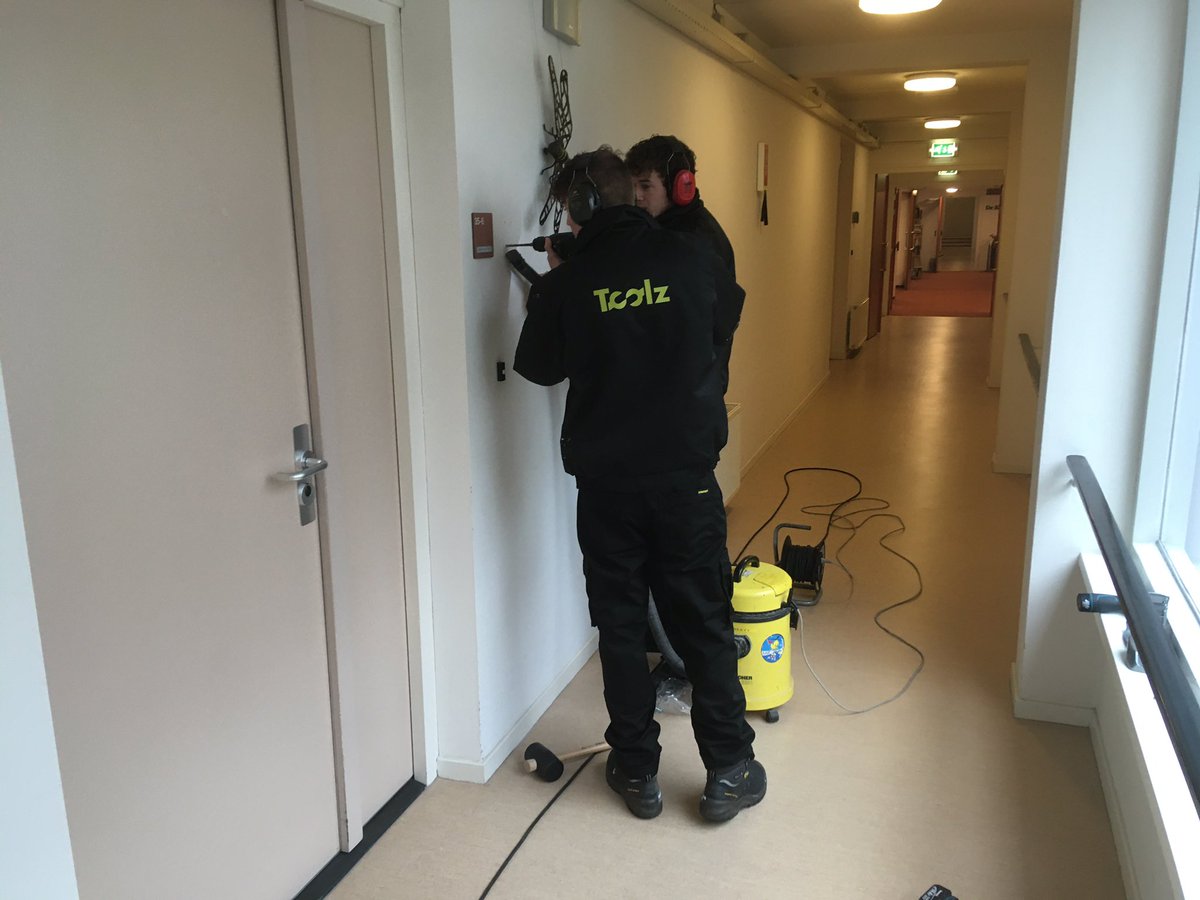HeeToolz's tweet photo. Mooie klus voor @AccoladeNL in Drachten, sleutelkastjes aanbrengen, net zo’n klus voor de Toolzmannen. https://t.co/aWkxGhZApx