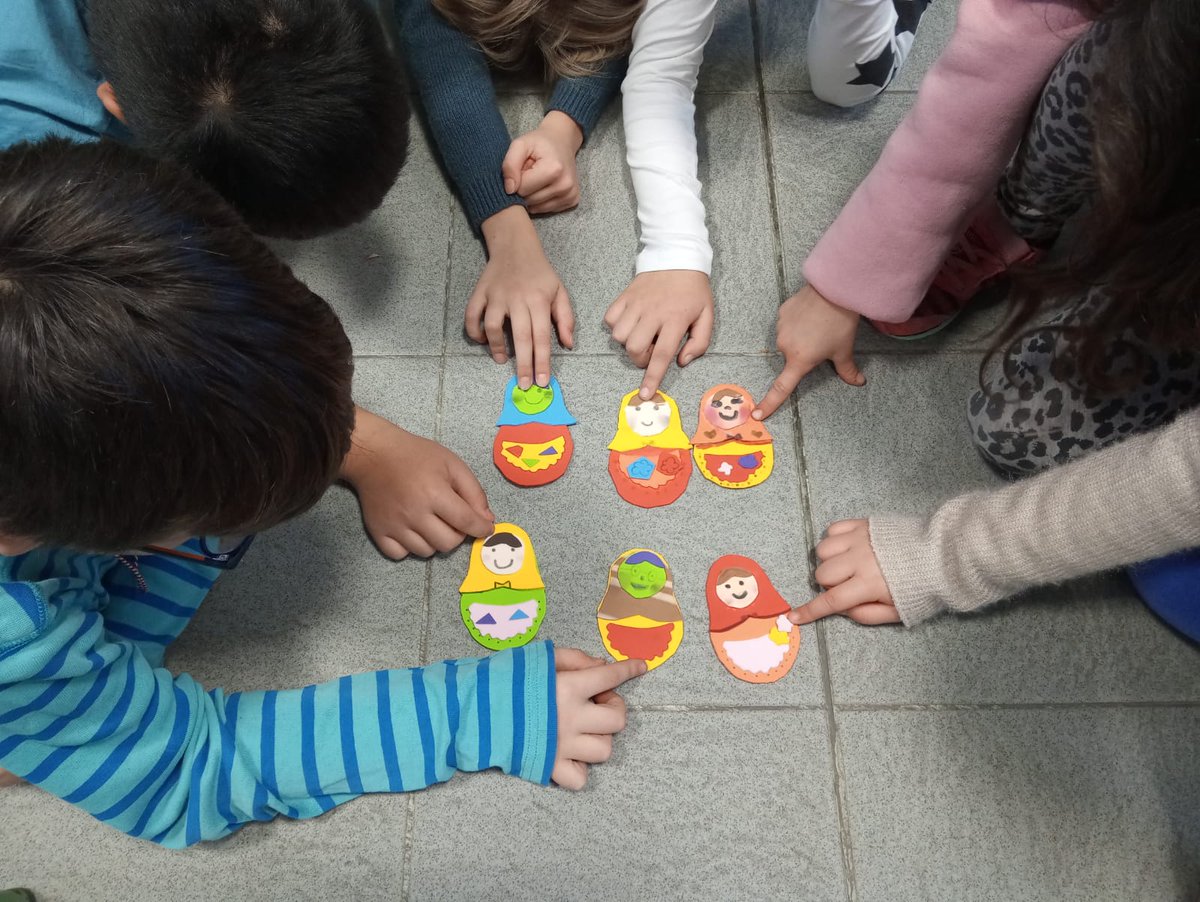 CeipObarenes's tweet photo. Los chicos y chicas de 2° y 3° de #primaria han leído e investigado sobre la cultura rusa: #Matrioskas
#Rusia #viajerosporelmundo https://t.co/dLmcWA4l0h