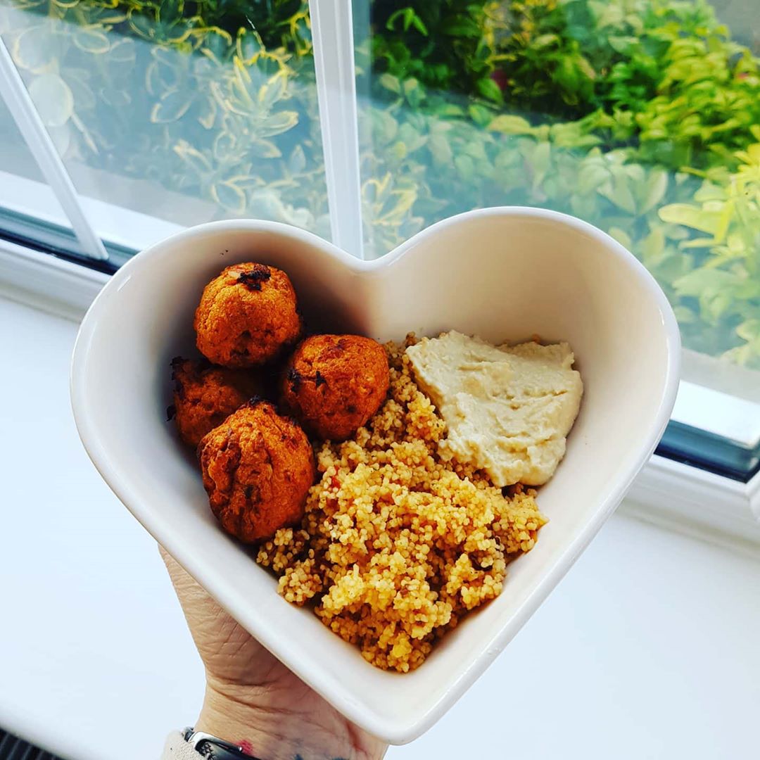 This meal has got a lot of heart. Insta user @cardiocaloriescakesandcarly has put her heart and soul into this tasty and healthy snack packed full of love using our sweet potato pakoras. And we're loving it. (okay, we'll stop making terrible puns now).