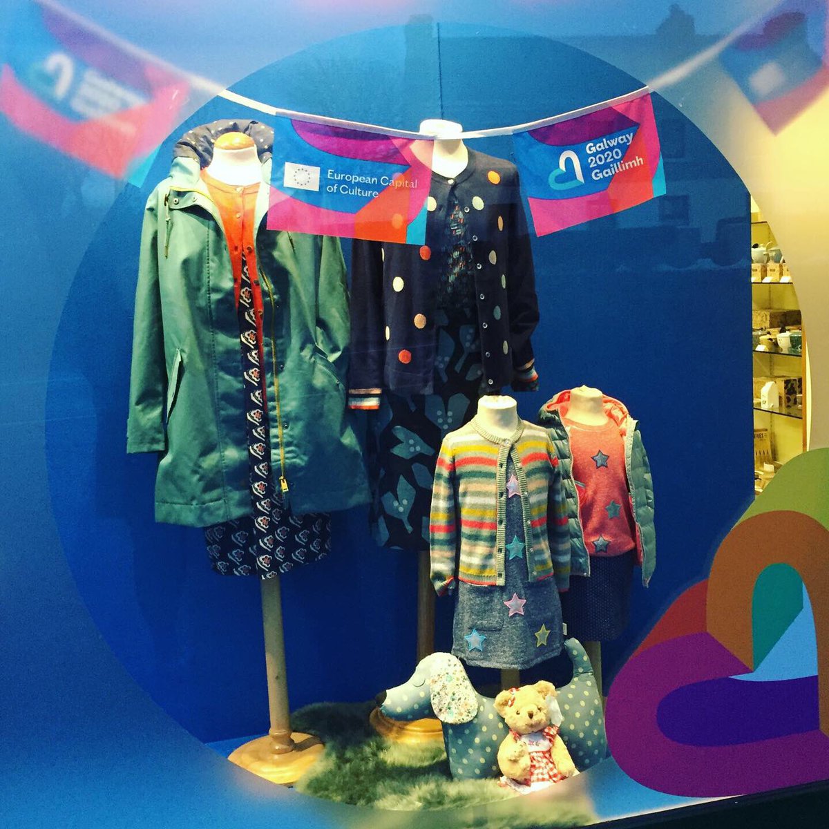 Standun's tweet photo. Standún are Super Excited about the Lighting Ceremony this evening in Spiddal &amp; for the great year ahead .... @galway2020 European Capital of Culture 💜❤️💛
We hope you love our latest Window Displays Celebrating the start of Galway 2020 xx https://t.co/RhcpQM6Rp8