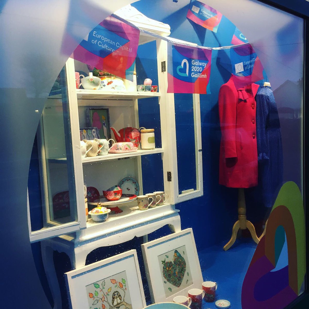 Standun's tweet photo. Standún are Super Excited about the Lighting Ceremony this evening in Spiddal &amp; for the great year ahead .... @galway2020 European Capital of Culture 💜❤️💛
We hope you love our latest Window Displays Celebrating the start of Galway 2020 xx https://t.co/RhcpQM6Rp8