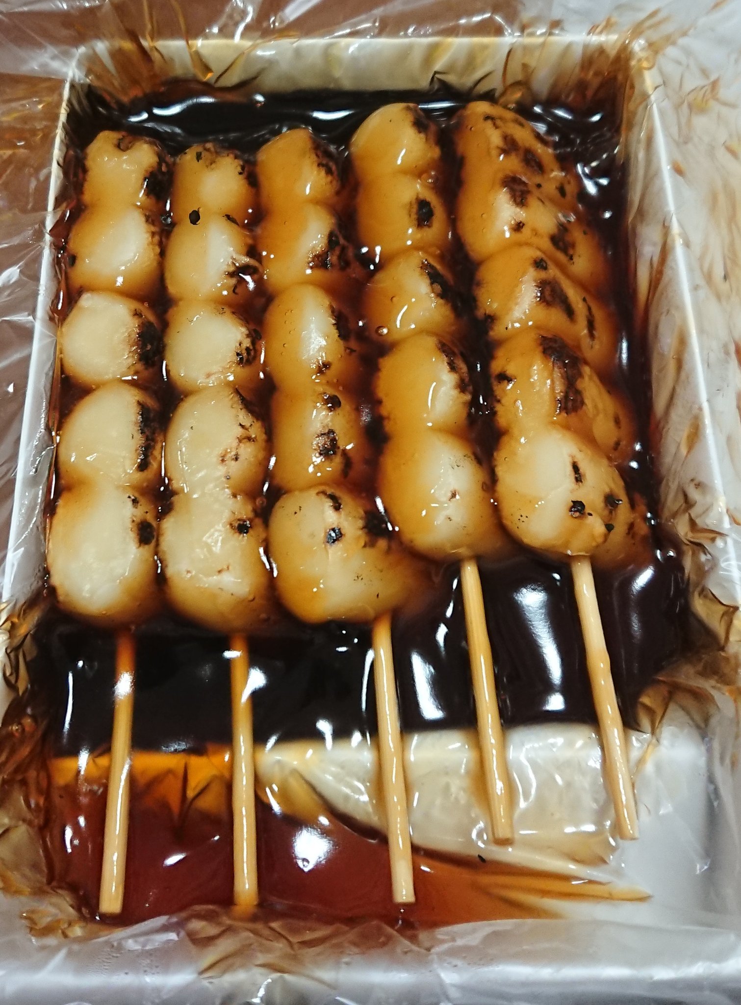 芦屋あたりで ツイッター版 十三の喜八洲総本舗本店で みたらし団子とあべ川餅を買いました あべ川餅はすぐに食べ みたらし団子 は家に持ち帰って レンジで温めて食べました どちらもとてもおいしかったです 喜八洲総本舗のみたらしと だんご庄のだんご