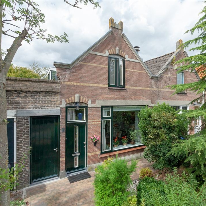 Wat een gave plek! Landelijk gelegen wonen in de wereldstad Rotterdam. Vandaag krijgen de kopers de sleutel. <a href="/BakkerenSteffen/">Bakker & Steffen</a> dank voor de samenwerking.

Wilt u ook begeleidt worden bij uw aankoop of verkoop? Neem dan contact met ons op. 

#Rotterdam #Aankoop #VDJmakelaars #010