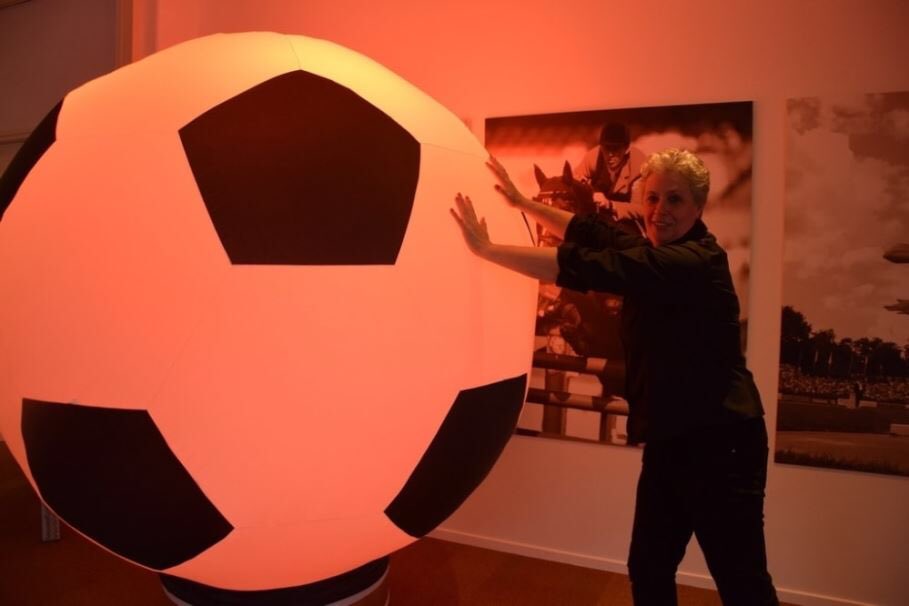 Kickerprofs's tweet image. De komende zomer kleuren onze LED ballen tijdens de tafelvoetbalevents natuurlijk vanzelfsprekend oranje. kickerprofs.nl/tafelvoetbalev… #ek #ekvoetbal #oranje #ek2020 #tafelvoetbalevent #tafelvoetbal #klantendag #personeelsevent