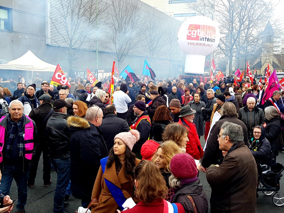 leilachaibi's tweet photo. "À nos héros le peuple reconnaissant"
Beaucoup de monde ce matin au dépôt #RATP de Vitry en solidarité avec Alex, visé par une procédure disciplinaire.
Alex est un modèle d'engagement, il doit être remercié et non sanctionné !🔥💪
Stop à la #repressionpatronale #Retraites #CGT https://t.co/oI8UafQWmo
