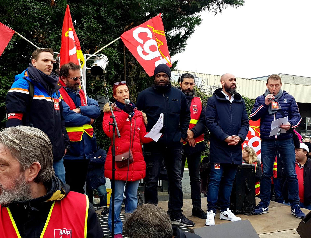 leilachaibi's tweet photo. "À nos héros le peuple reconnaissant"
Beaucoup de monde ce matin au dépôt #RATP de Vitry en solidarité avec Alex, visé par une procédure disciplinaire.
Alex est un modèle d'engagement, il doit être remercié et non sanctionné !🔥💪
Stop à la #repressionpatronale #Retraites #CGT https://t.co/oI8UafQWmo