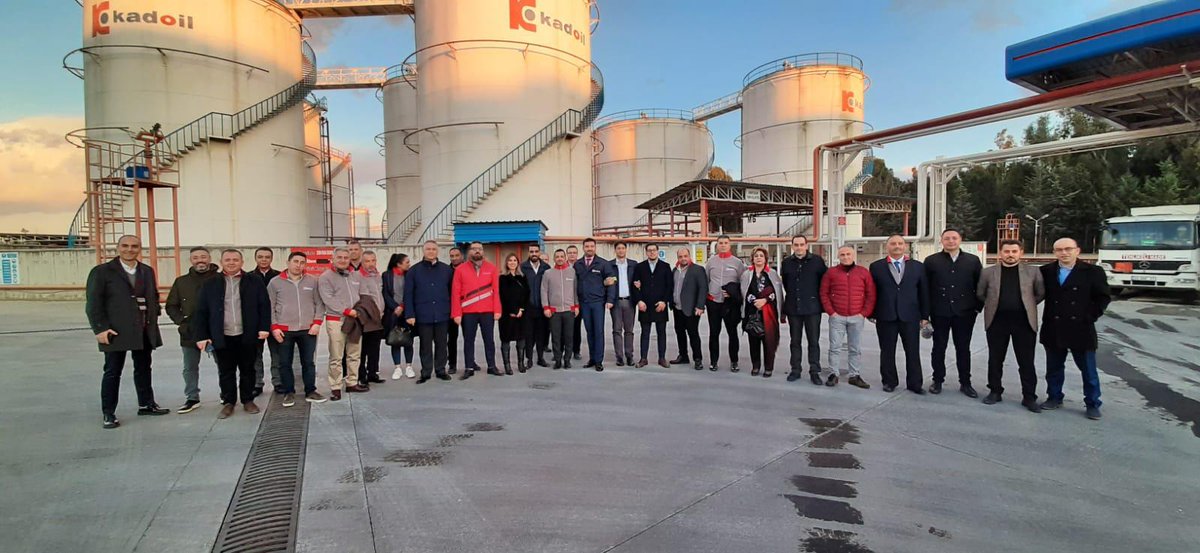 kadoilofficial's tweet photo. Satış ekibimizle 2020'ye hızlı bir giriş yaptık👍Ülkemizin en büyük depolama tesislerinden Akdeniz Dolum Tesisimizde bir araya geldik; stratejilerimiz değerlendirdik, hedeflerimizi konuştuk. Yeni döneme tüm enerjimizle başlıyoruz 👉🏻⛽ #GüvenYolunuzunÜstünde https://t.co/BP6YiXshsG