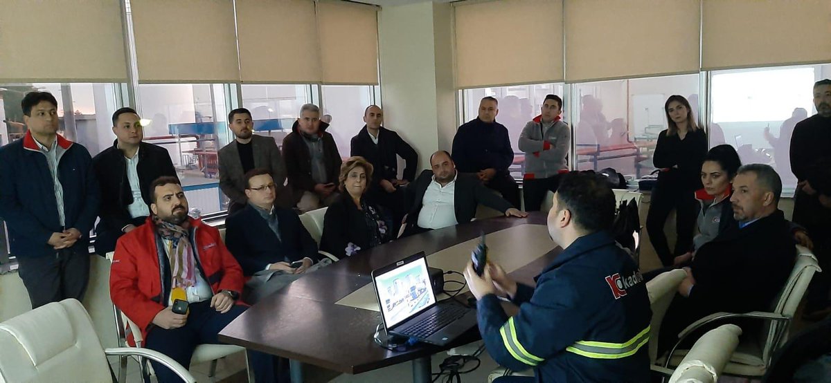 kadoilofficial's tweet photo. Satış ekibimizle 2020'ye hızlı bir giriş yaptık👍Ülkemizin en büyük depolama tesislerinden Akdeniz Dolum Tesisimizde bir araya geldik; stratejilerimiz değerlendirdik, hedeflerimizi konuştuk. Yeni döneme tüm enerjimizle başlıyoruz 👉🏻⛽ #GüvenYolunuzunÜstünde https://t.co/BP6YiXshsG