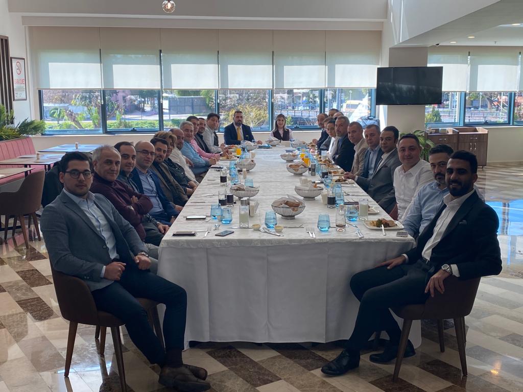 kadoilofficial's tweet photo. Satış ekibimizle 2020'ye hızlı bir giriş yaptık👍Ülkemizin en büyük depolama tesislerinden Akdeniz Dolum Tesisimizde bir araya geldik; stratejilerimiz değerlendirdik, hedeflerimizi konuştuk. Yeni döneme tüm enerjimizle başlıyoruz 👉🏻⛽ #GüvenYolunuzunÜstünde https://t.co/BP6YiXshsG