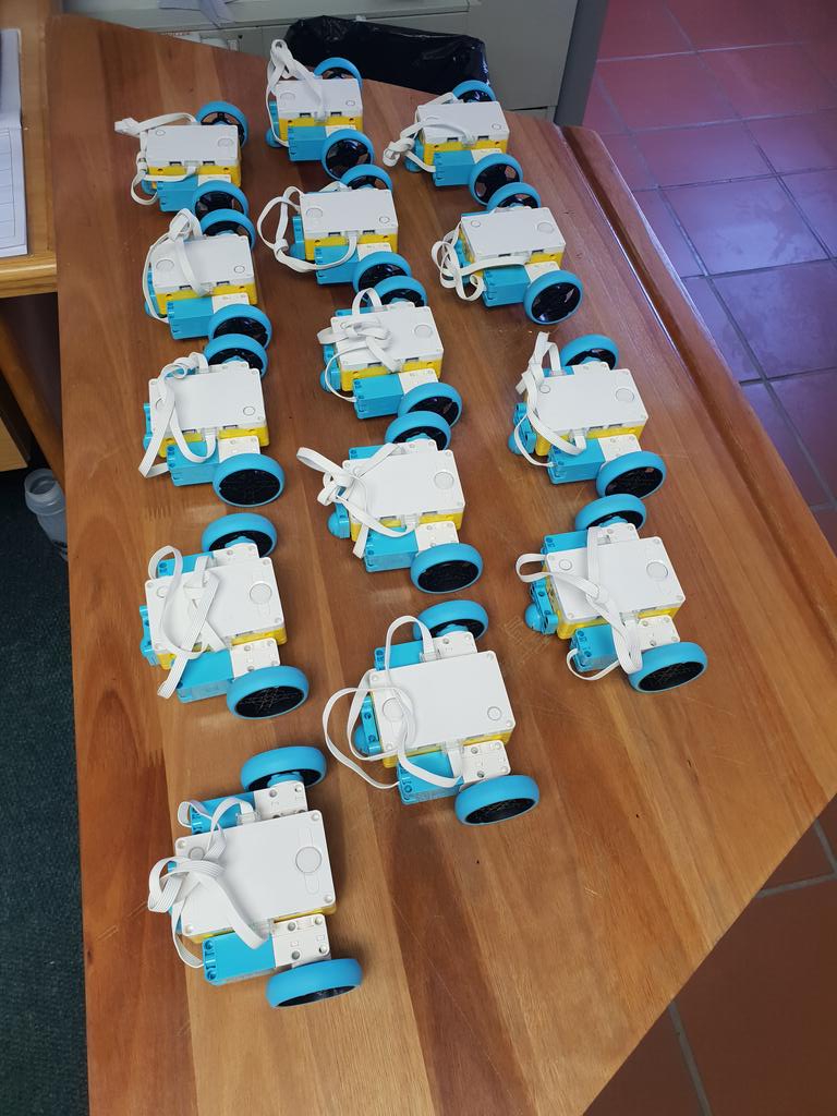 Claudannmul's tweet photo. My new little army #RedhillRobotics https://t.co/GUp84RpAhK