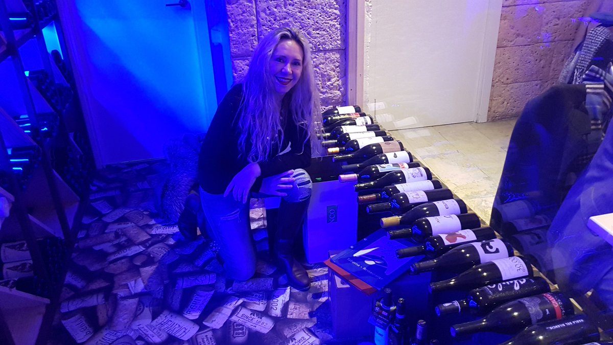 labrujaviri's tweet photo. Qué vino de Madrid elegir para armonizar la gastronomía de taberna @SabeAGloria en pleno centro? En su bodega encuentras un montón de referencias de vinos madrileños👏👏. 
Blog De Bodegas con la Bruja Viri https://t.co/NEflZa4BhH @VinosdeMadridDO @MadridRutasVino @tabernasmadrid https://t.co/KnW1cfDYx3