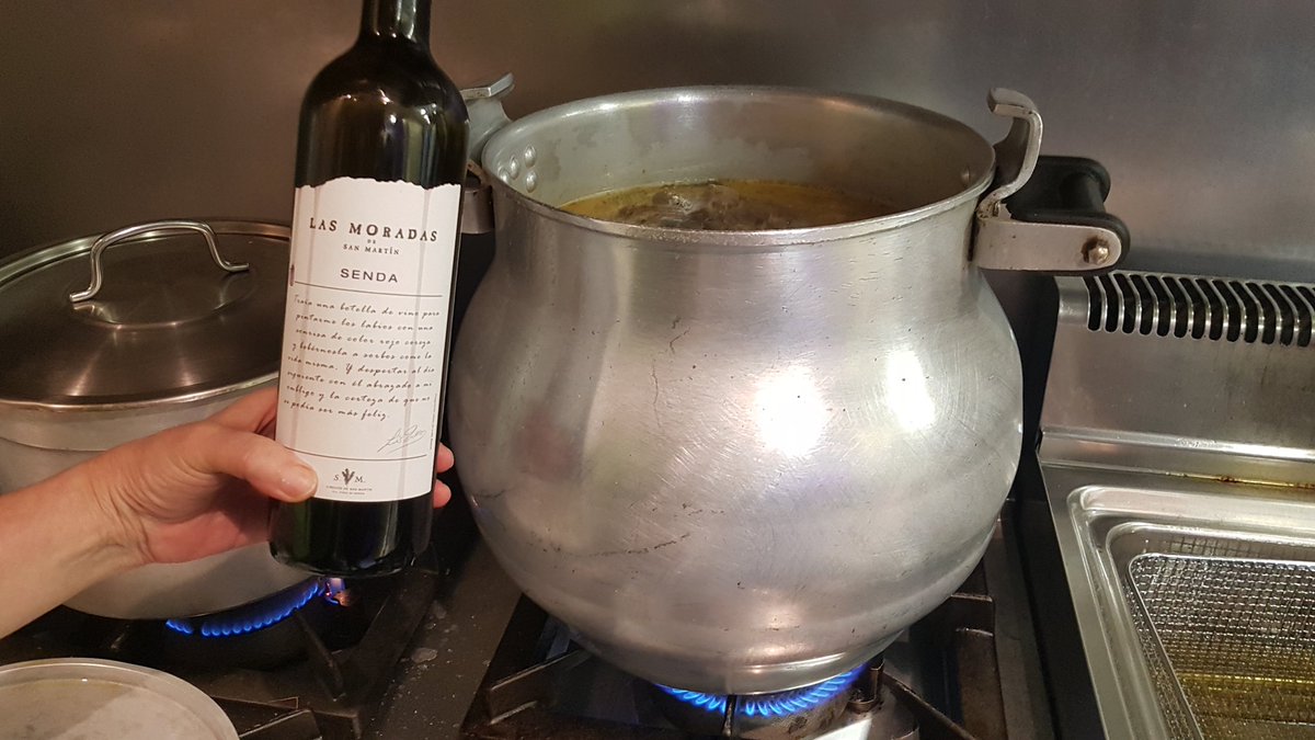 labrujaviri's tweet photo. Qué vino de Madrid elegir para armonizar la gastronomía de taberna @SabeAGloria en pleno centro? En su bodega encuentras un montón de referencias de vinos madrileños👏👏. 
Blog De Bodegas con la Bruja Viri https://t.co/NEflZa4BhH @VinosdeMadridDO @MadridRutasVino @tabernasmadrid https://t.co/KnW1cfDYx3