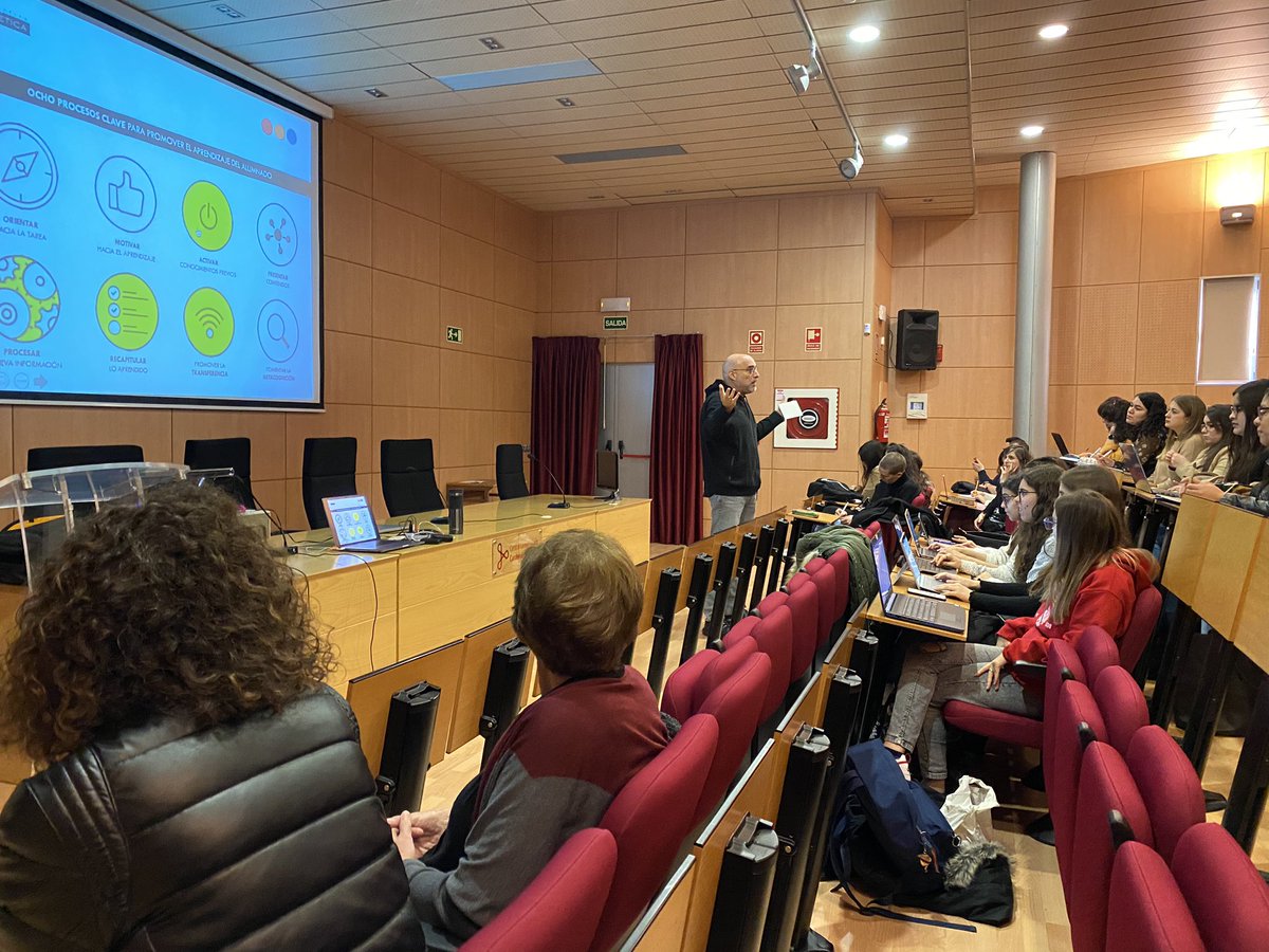 lourdesdemiguel's tweet photo. Un año más tenemos la gran suerte contar con @franzariquiey que nos va a hablar de #AprendizajeCooperativo #InnovaEP @cucc_educacion #SoyCUCC https://t.co/Shb1tTenoZ