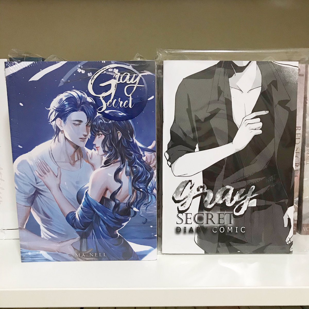 aa_ayeee's tweet photo. 950 รวมส่งลทบ มือ1ในซีลสภาพกริบ
2เล่มจบ+คอมมิค
#เงินบัวนิล #manell #นิยายทำมือ #หนังสือทำมือ #นิยายมือสอง #ทำมือ18 https://t.co/o3qXSiU1Q0