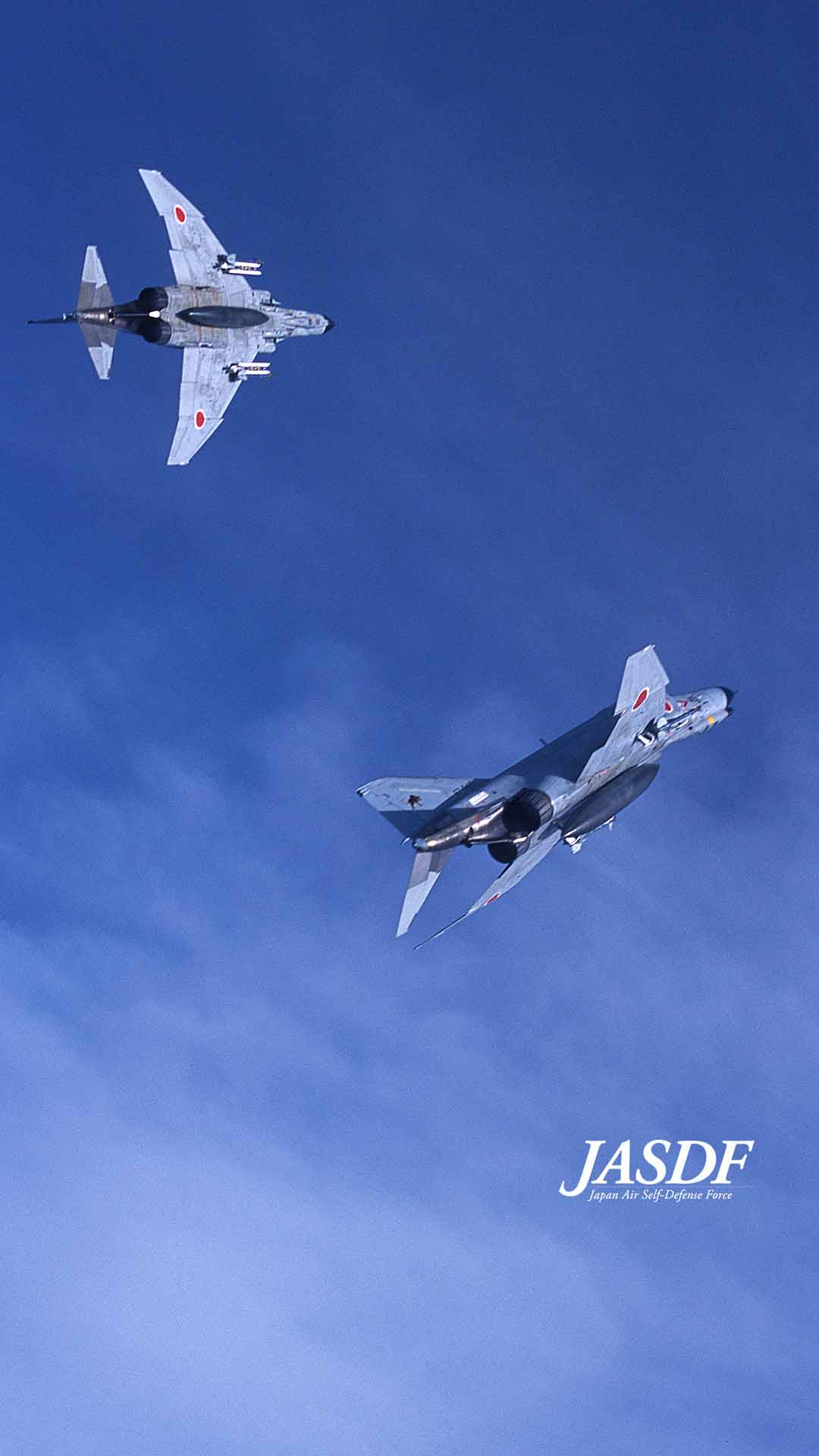 防衛省 航空自衛隊 空幕広報室 です F 4 ファントム壁紙シリーズ ファントムは 機動性を確保するため安定性が少し低め なのでパイロットには職人的な技術が必要 ジャジャ馬 というパイロットも ファントム F4 航空自衛隊 壁紙 職人