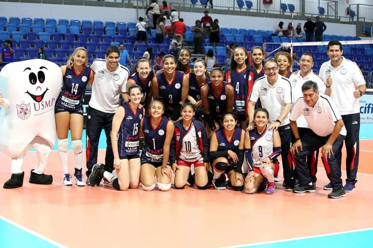 USMPVoley's tweet photo. [GALERÍA] Imágenes del vibrante triunfo  de la Universidad de San Martín de Porres sobre Regatas Lima · ¡Qué victoria! #VamosUSMP https://t.co/vioFftmFt3