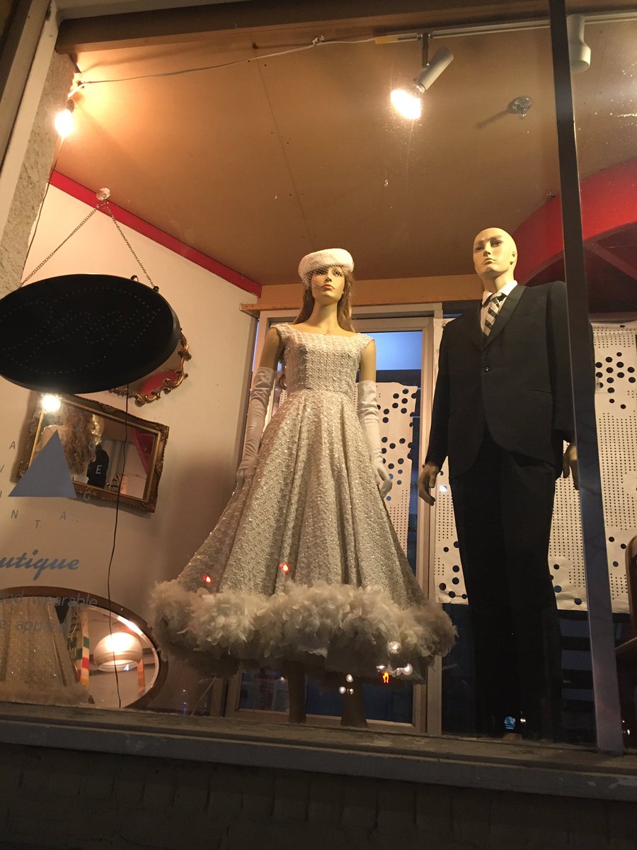 KenThisFerguson's tweet photo. Jus walking around aimlessly downtown abbey. https://t.co/d5XwpVKNgA