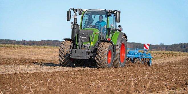 Agrotecnica1's tweet photo. Fendt lanza la nueva generación de la serie 300 Vario
👉 https://t.co/CDqPdcsVLL
@AGCOcorp #agco #fendt #fendtofficial #agricultura #agricola #cultivation #agronomia #agriculture #tractor #maquinariaagricola #maquinaria #cosechadoras #trattori #yourworkingmachine https://t.co/XLZn0VKLXQ
