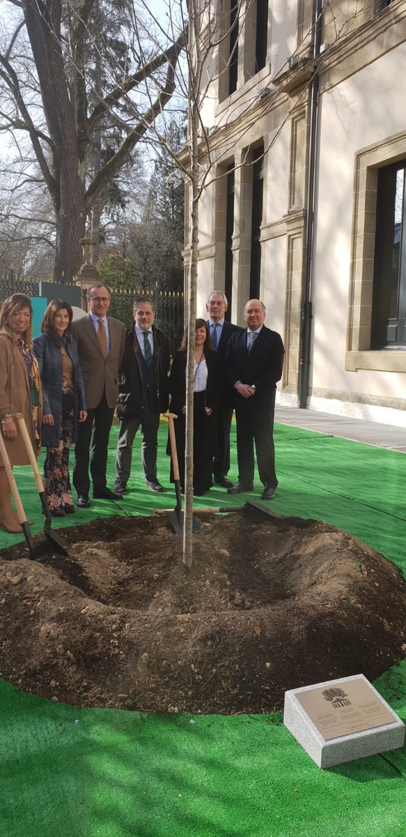 ParlamentoPP's tweet photo. Nuestro portavoz, @barriobaroja , propuso plantar retoño del árbol de #Gernika dentro de actos del 40 aniversario del Parlamento. Hoy tenemos el honor de participar en una iniciativa cargada enorme simbolismo y significado democrático para el conjunto de los vascos. https://t.co/mNyiAMG3Zp