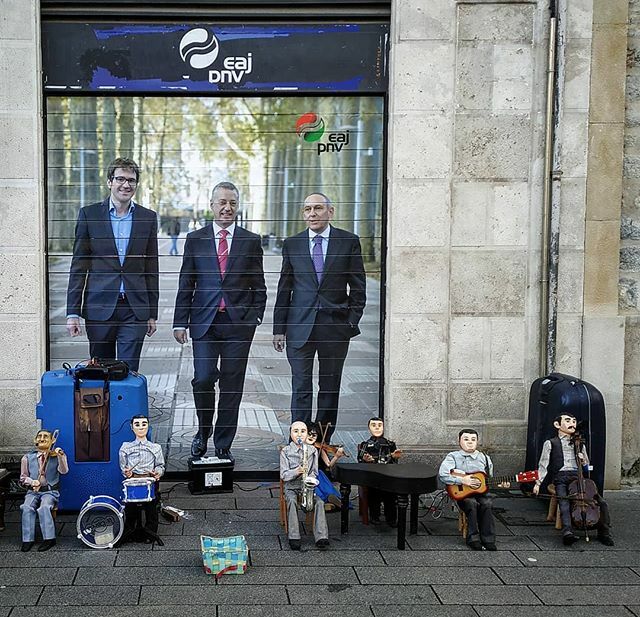 Política y espectáculo.

#gasteiz #igersaraba #igerseuskadi #callejeando #fotodeldia #marionetas #humor