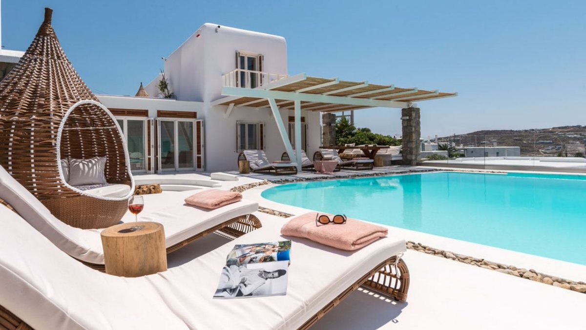 Making Monday less mundane...Villa Kimothoe is a just a short stroll from the heart of #Mykonos  bit.ly/2OltSa2 #coolstays