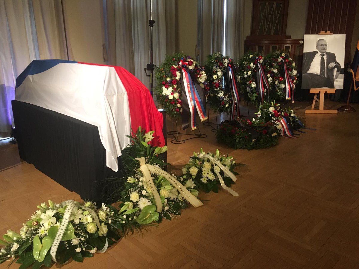 CTSeverovychod's tweet photo. Poslední rozloučení s Jaroslavem Kuberou
Lidé mohou zavzpomínat na zesnulého předsedu Senátu Jaroslava Kuberu v sále Krušnohorského divadla v Teplicích dnes do 17:00. https://t.co/CgTCkCIjl5