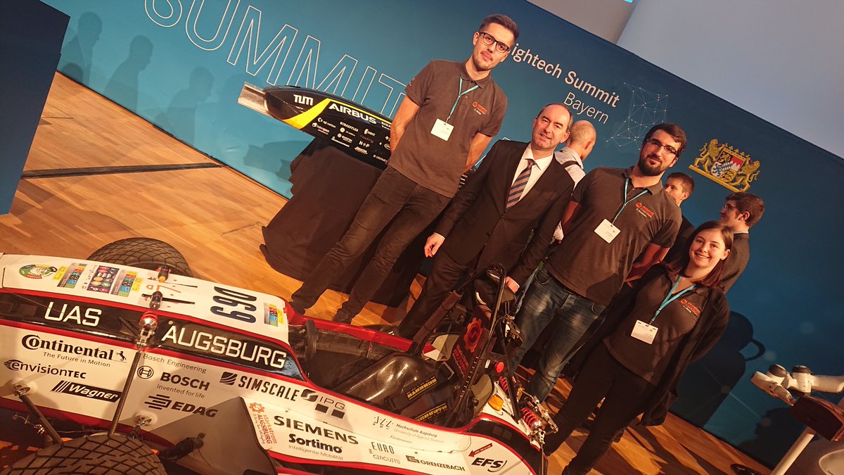 TH_Augsburg's tweet photo. Das Team von @StarkStromAux mit Staatsminister @HubertAiwanger beim #HightechSummitBayern: Starkstrom stellt dort heute seinen autonom fahrenden Rennwagen Fenja vor. #HightechAgendaBayern https://t.co/ewQBdahxr2