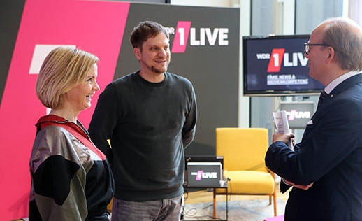 Landtag_NRW's tweet photo. Der #Jugendmedientag im #ltnrw hat begonnen, er steht unter dem Motto #Fakt oder #FakeNews. Rund 500 Schüler aus ganz #NRW nehmen teil. Als Aussteller sind u.a. @1LIVE, @LZpBNRW, @LFMNRW, @MediengruppeRTL und @correctiv_fakt dabei. https://t.co/yKGCer0tjm