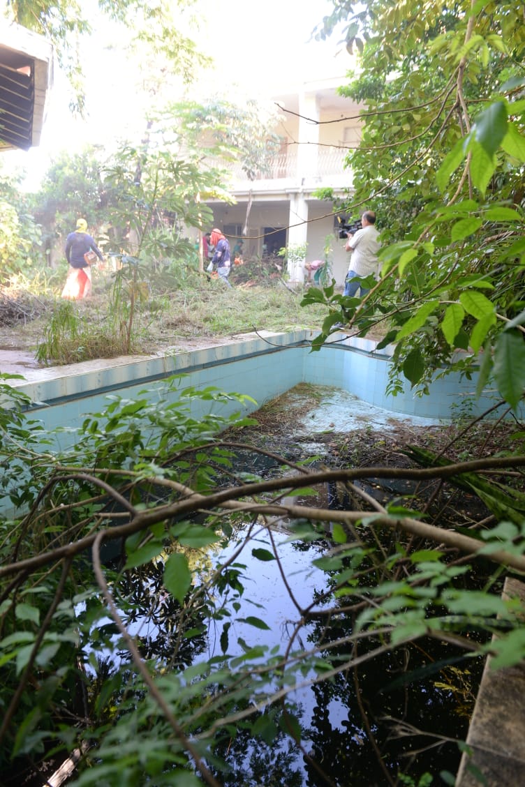 oscarodriguezpy's tweet photo. En el B° Santo Domingo, ingresamos para intervenir una vivienda en deplorable estado. 
No vamos a tolerar, ni apañar la actitud criminal de muchos propietarios, que pareciera que aún no entienden la gravedad de la situación. 
¡No bajaremos la guardia! #ConElDenguePerdemosTodos https://t.co/Iq5JYFLc9t