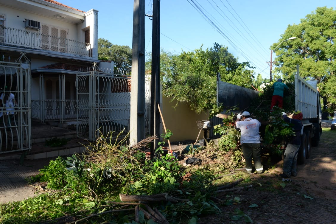 oscarodriguezpy's tweet photo. En el B° Santo Domingo, ingresamos para intervenir una vivienda en deplorable estado. 
No vamos a tolerar, ni apañar la actitud criminal de muchos propietarios, que pareciera que aún no entienden la gravedad de la situación. 
¡No bajaremos la guardia! #ConElDenguePerdemosTodos https://t.co/Iq5JYFLc9t