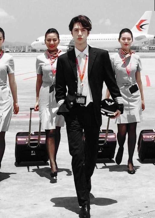 chickishappy's tweet photo. กัปตันและผู้ช่วยของเขา https://t.co/twY3vZ5r2b