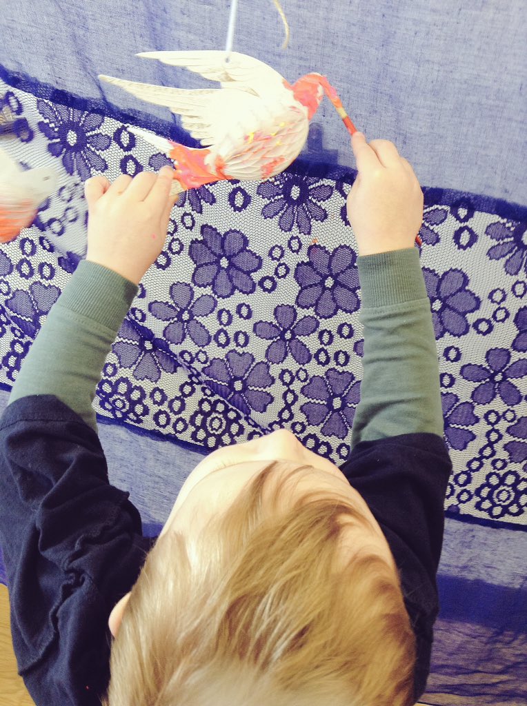 AshbridgeMaxy's tweet photo. Painting flying bird this morning. We then looked out the window to see some birds flying in the sky. "We painted tail beak eyes wings feathers" "look at all those birds outside" #EYmatters @NDNAtalk #paintworkinatelier #learningdiscoveries https://t.co/UkAMU0d4cG