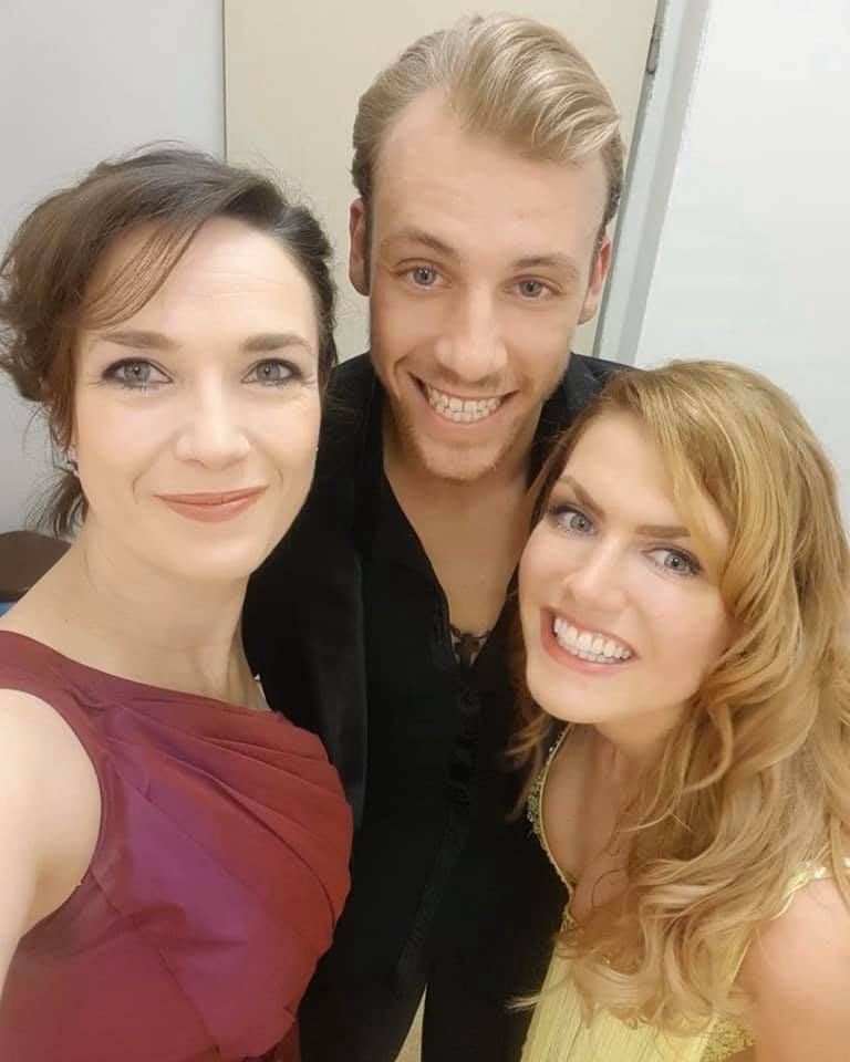 GKoukalova's tweet photo. Včera jsme byli s Martinem před vystoupením v Hradci Králové mile překvapení setkáním s Terezkou, která akci moderovala 🎤🤗. StarDance crew opět pohromadě💃🕺😀 https://t.co/QdfZwEn3Ka