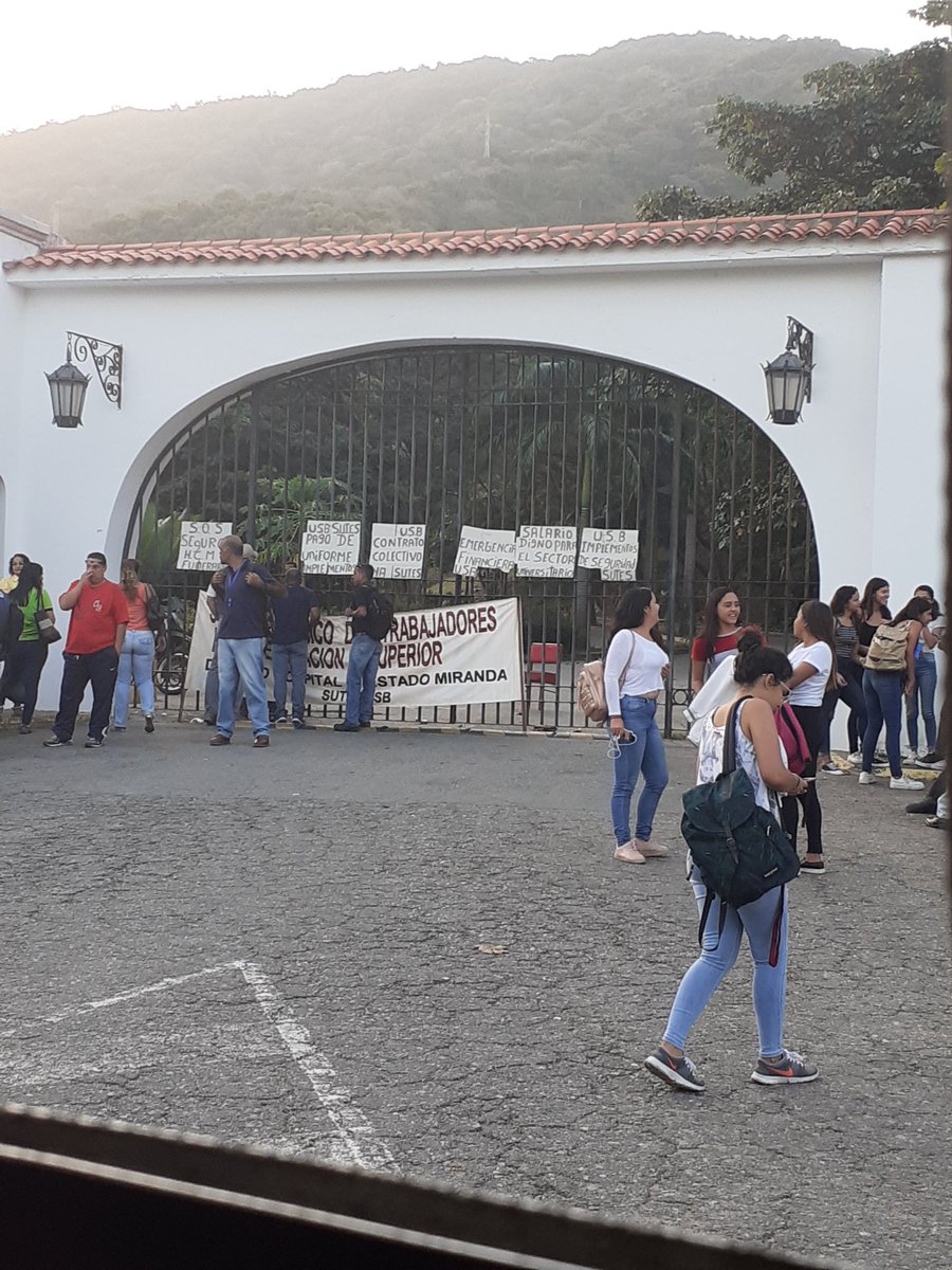 agueboneado's tweet photo. Así amaneció la Universidad Simón Bolívar Sede Litoral, en paro #3Feb #USB #USBve #USBSL https://t.co/sqQMR6vrK0