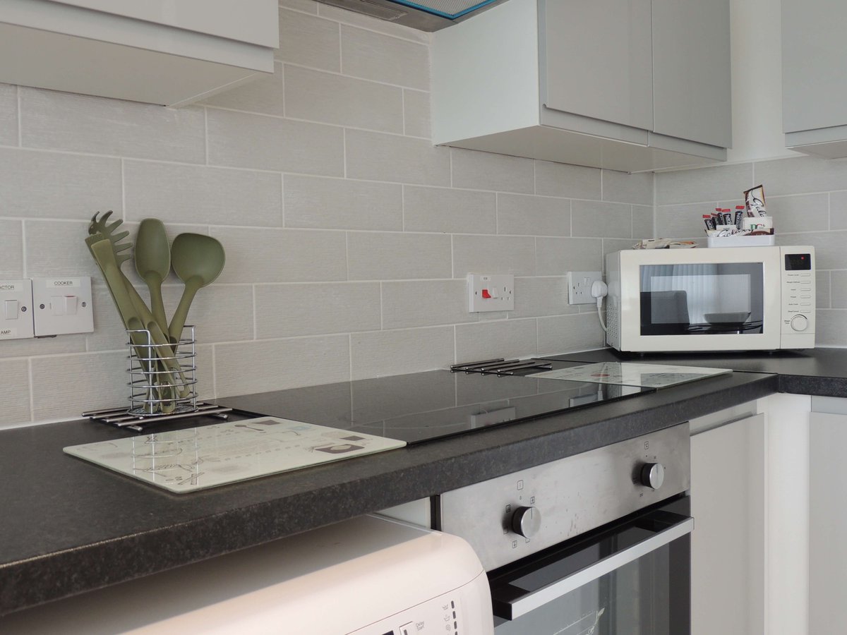 ShortStayMK's tweet photo. Calling all builders and project workers. Last minute availability 2 bed fully furnished apartment - sleeps 4 in Central Milton Keynes. £75+vat per night, just £22.50 pppn! Free wi-fi, parking, Sky sports and movies, call 01908 540 636. #cheapaccommodation, #servicedapartment https://t.co/5EXm9I7tay