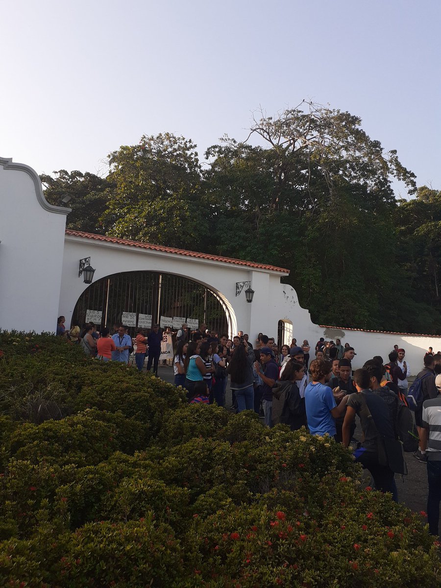 agueboneado's tweet photo. Así amaneció la Universidad Simón Bolívar Sede Litoral, en paro #3Feb #USB #USBve #USBSL https://t.co/sqQMR6vrK0
