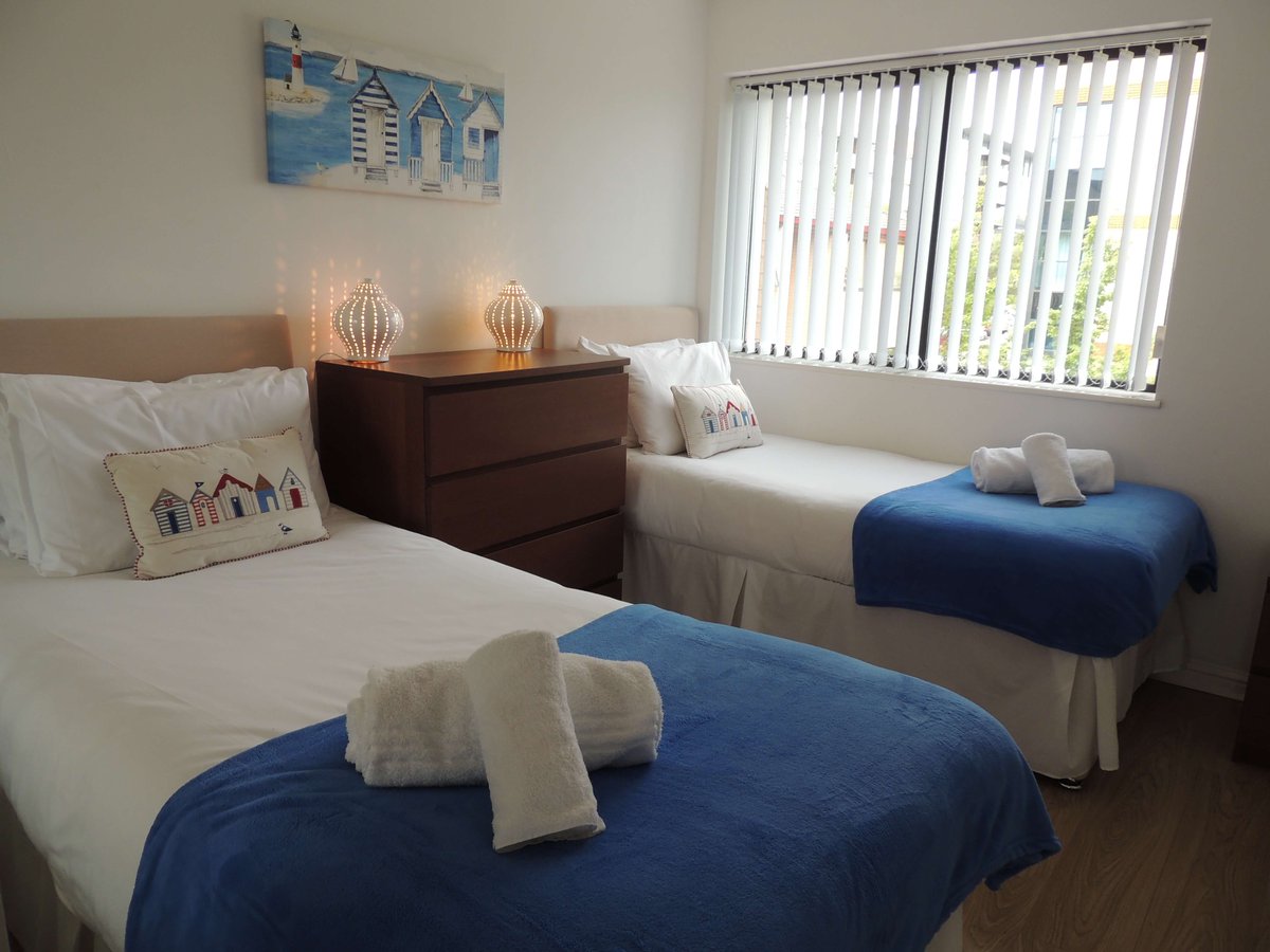 ShortStayMK's tweet photo. Calling all builders and project workers. Last minute availability 2 bed fully furnished apartment - sleeps 4 in Central Milton Keynes. £75+vat per night, just £22.50 pppn! Free wi-fi, parking, Sky sports and movies, call 01908 540 636. #cheapaccommodation, #servicedapartment https://t.co/5EXm9I7tay