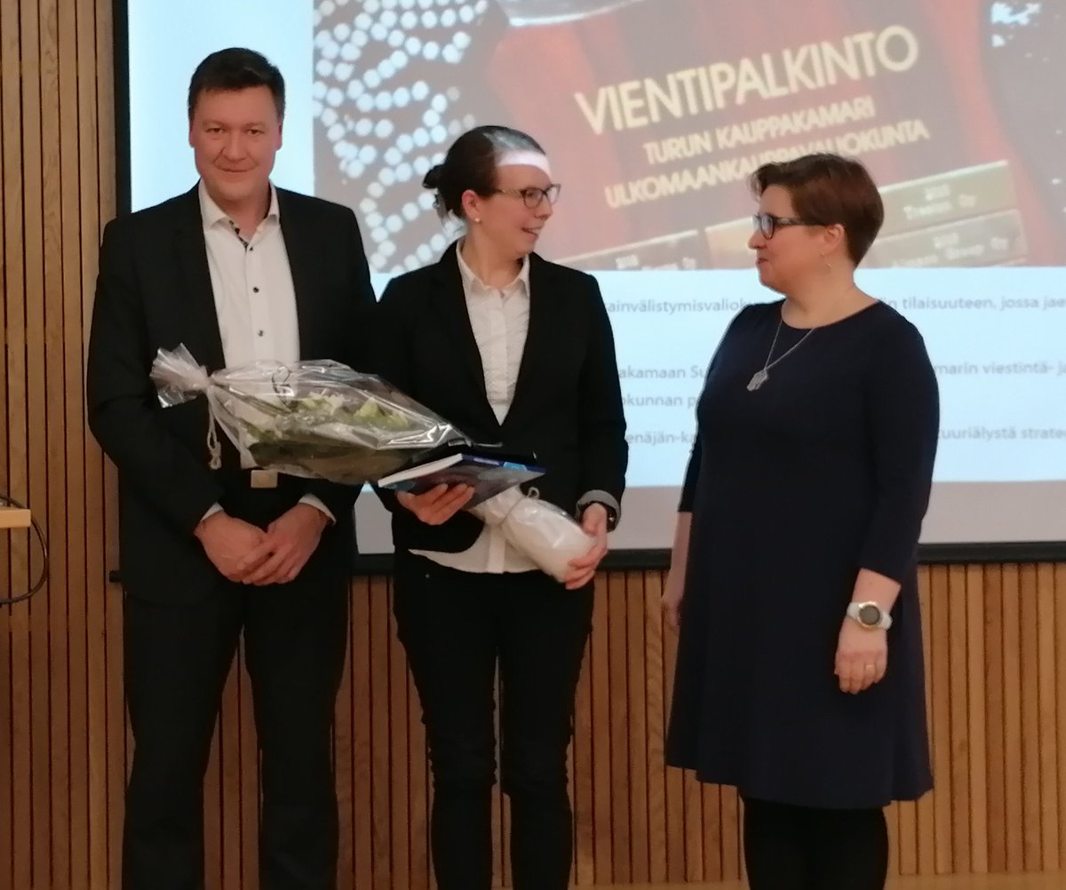 Tänään luovutettiin <a href="/kauppakamaritku/">Turun kauppakamari</a> Vientipalkinto Langh Techille, joka valmistaa laivoihin rikkipesureita ja joka on nopeasti noussut maailman TOP3 - toimittajaryhmään. Palkinnon vastaanottaa Linda Langh.